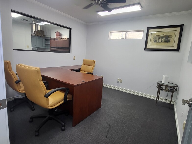 More Photos Of 2409 Maxwell Ln, Deer Park Office For Lease