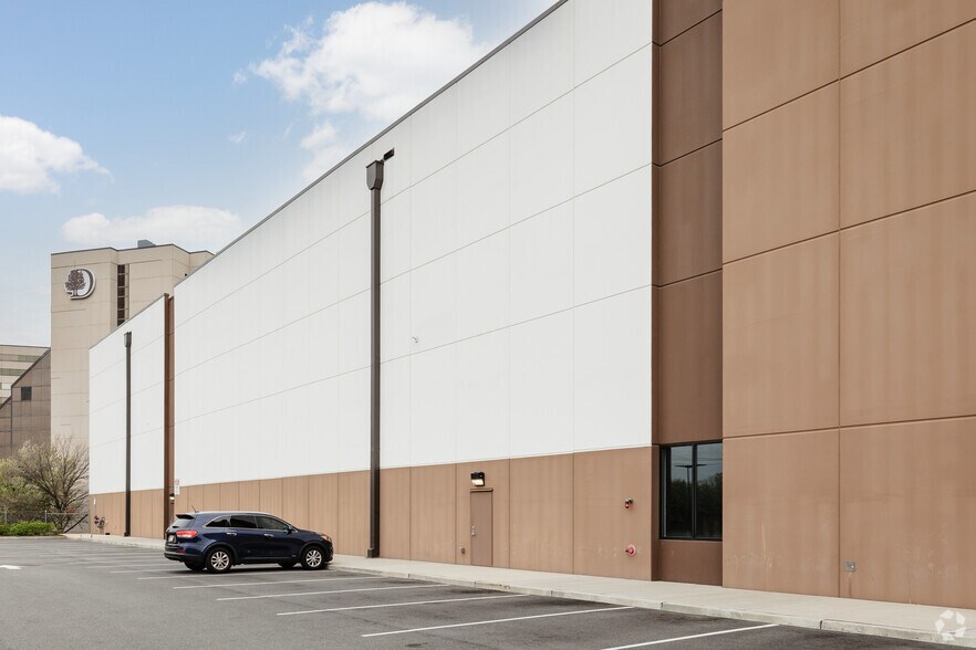 More Photos Of 120 Frontage Rd, Newark Distribution For Lease
