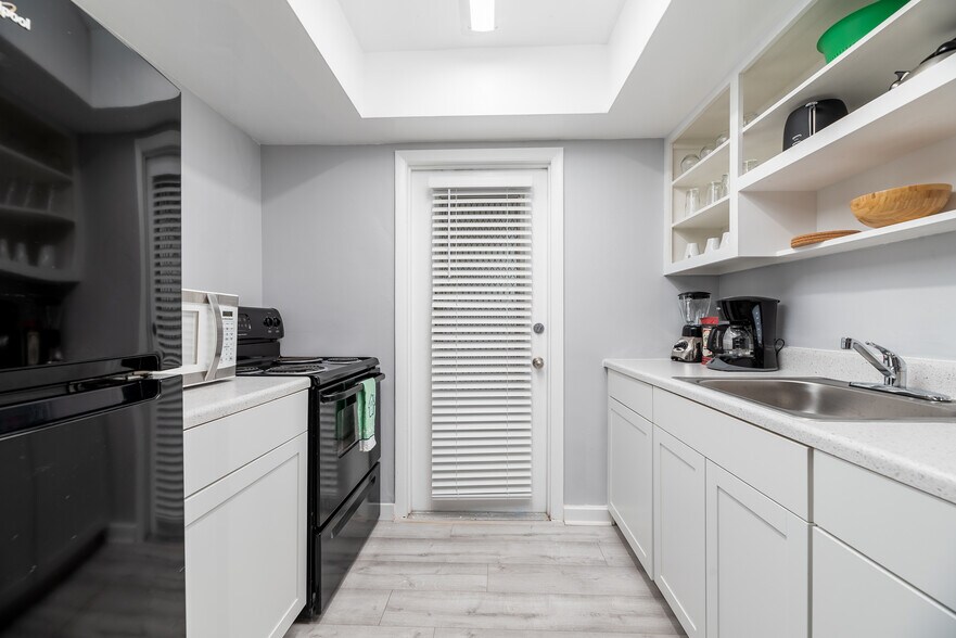 More Photos Of 820 NE 21st Dr, Wilton Manors Apartments For Sale