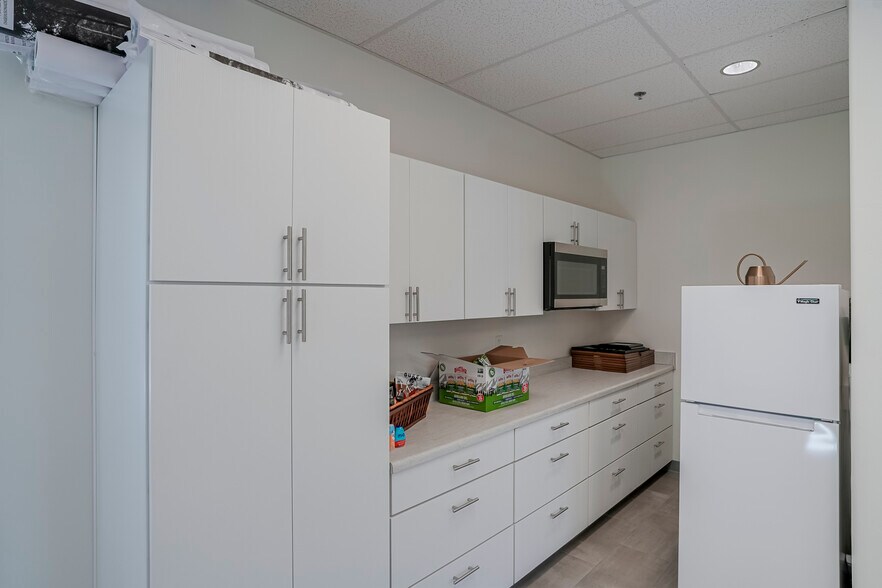 More Photos Of 3207 Lakeside Vlg, Prescott Office For Sale