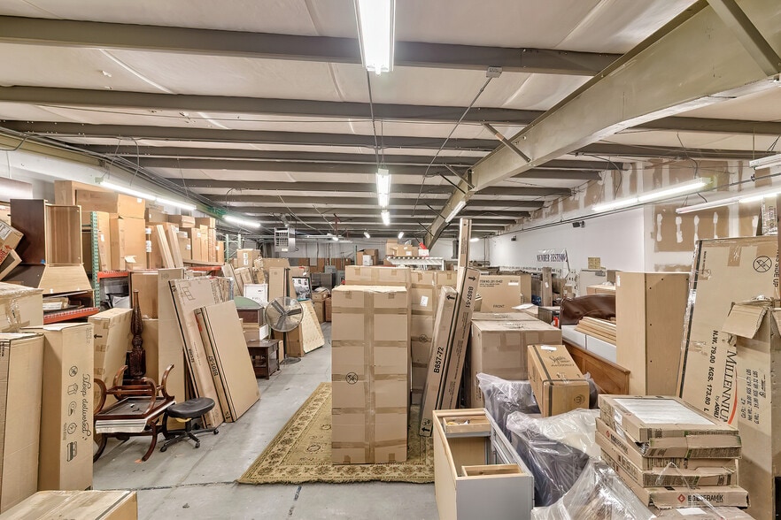 More Photos Of 1076 Sunset Blvd, West Columbia Showroom For Lease
