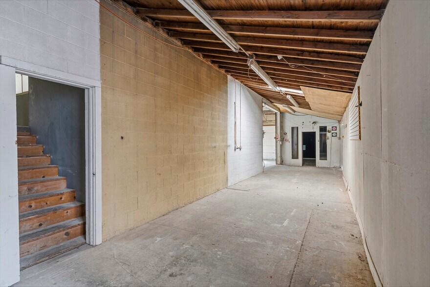 More Photos Of 14222-14226 Aetna St, Van Nuys Warehouse For Lease