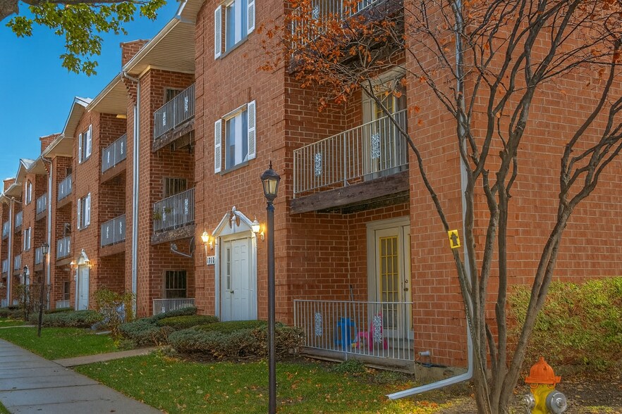 Primary Photo Of 1712 Sable Ln, Mount Prospect Apartments For Sale