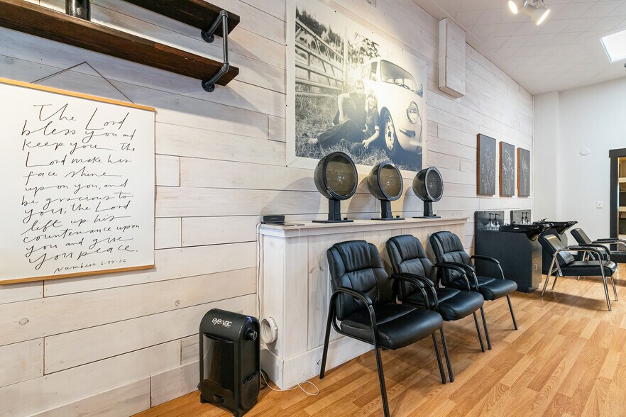 More Photos Of 511 Front St, Lynden General Retail For Sale