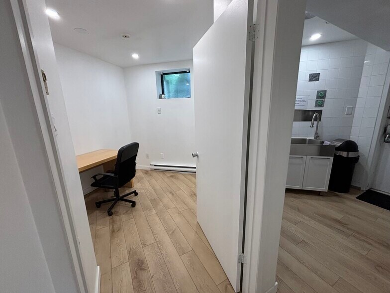More Photos Of 7281 Boul Shaughnessy, Montréal Medical For Lease