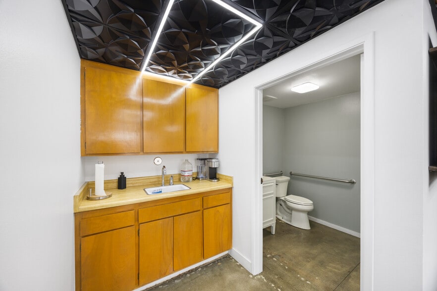 More Photos Of 14128 Paramount Blvd, Paramount Warehouse For Sale