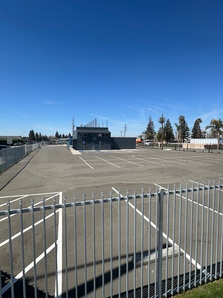 More Photos Of 5151 Stine Rd, Bakersfield Storefront Retail Office For Lease