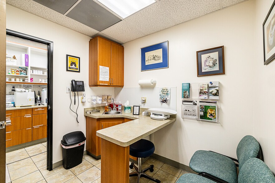 More Photos Of 26055 Bouquet Canyon Rd, Santa Clarita Veterinarian Kennel For Sale