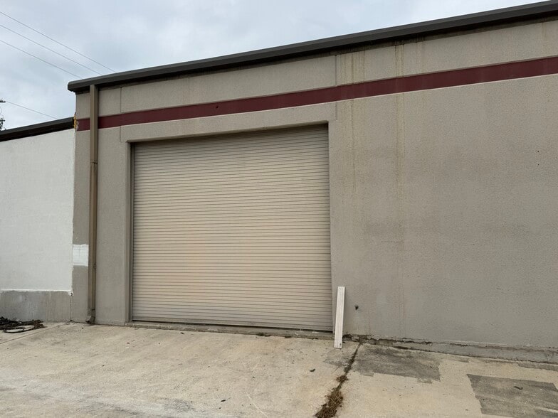 More Photos Of 16131 College Oak Dr, San Antonio Warehouse For Lease