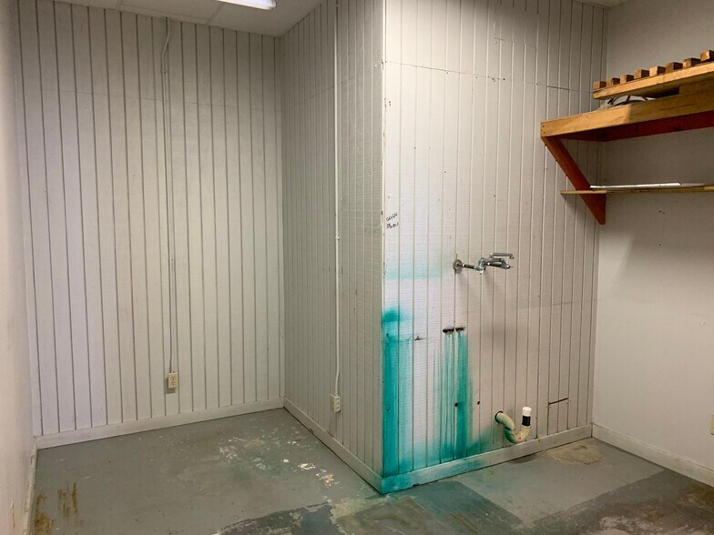 More Photos Of 5424 W Oak St, Palestine Showroom For Lease