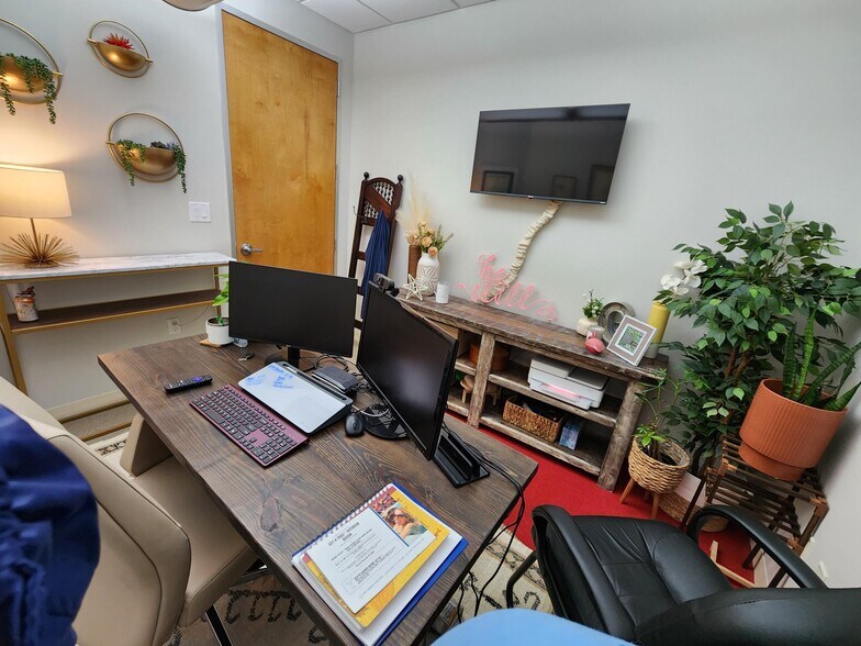 More Photos Of 1880 W Oak Pky, Marietta Office For Sale