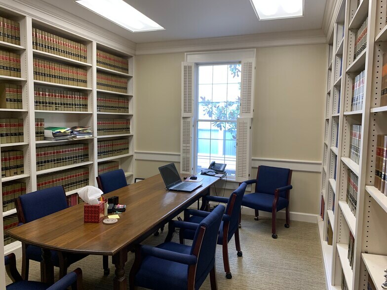 More Photos Of 102-106 NW 2nd Ave, Gainesville Office For Lease