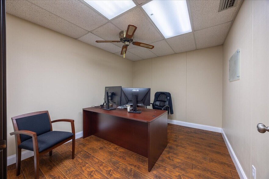 More Photos Of 812 Lexington Dr, Plano Office For Sale