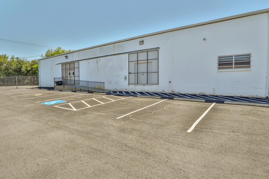 More Photos Of 130 W Rhapsody Dr, San Antonio Light Manufacturing For Lease