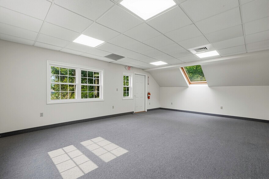 More Photos Of 37 Pierce St, Northborough Office For Sale