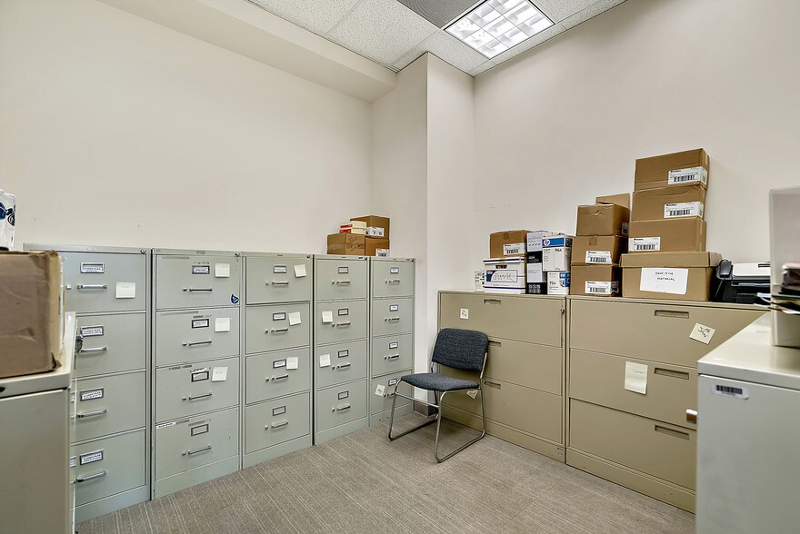 More Photos Of 4229 Lafayette Center Dr, Chantilly Business Park For Lease