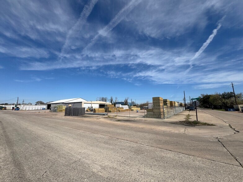 More Photos Of 607 Dumont St, South Houston Manufacturing For Sale