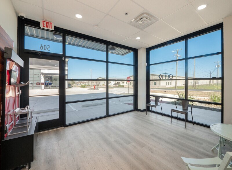 More Photos Of 19832 Panther Dr, Pflugerville Showroom For Lease