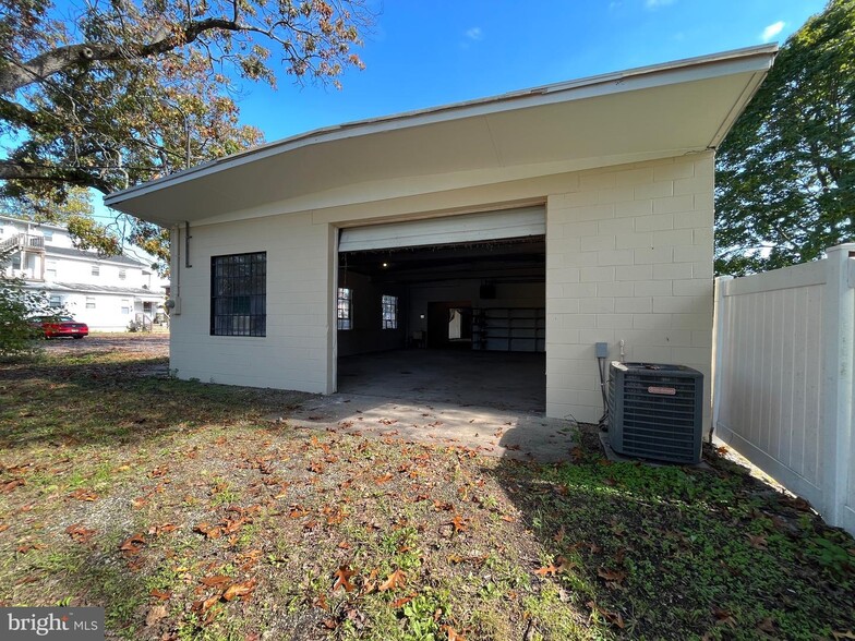 More Photos Of 407 S West Blvd, Landisville Warehouse For Lease