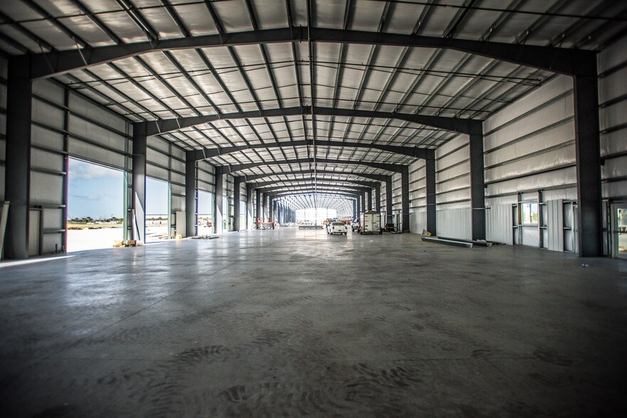 More Photos Of 16120 Lee Rd, Fort Myers Warehouse For Lease