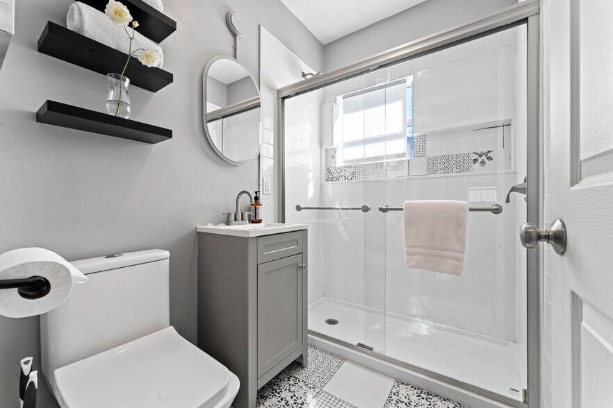 More Photos Of 281 W Main St, Ventura Storefront Retail Residential For Sale