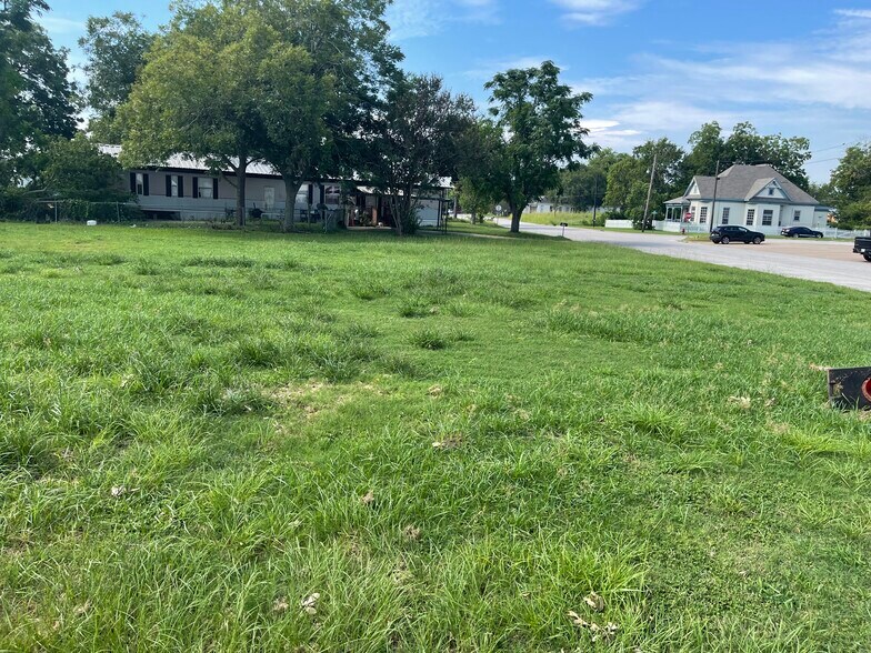 More Photos Of 1006 12th St, Hempstead Restaurant For Lease