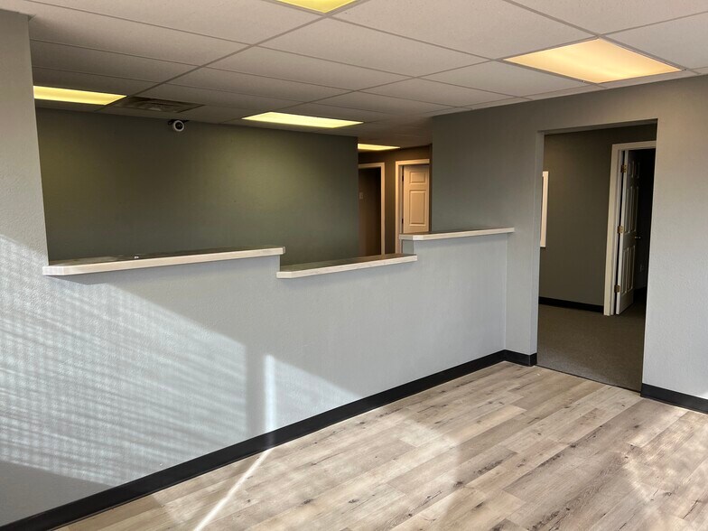 More Photos Of 5905 W US Highway 60, Republic Warehouse For Lease