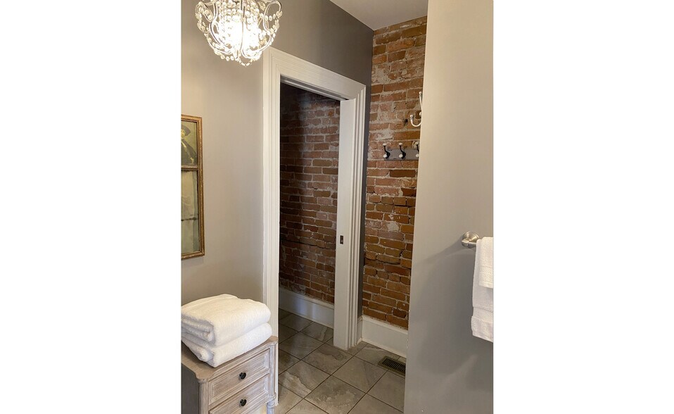 More Photos Of 2 S Court St, Luray Hotel For Sale