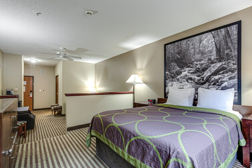 More Photos Of 5520 Grand Ave, Gurnee Hotel For Sale