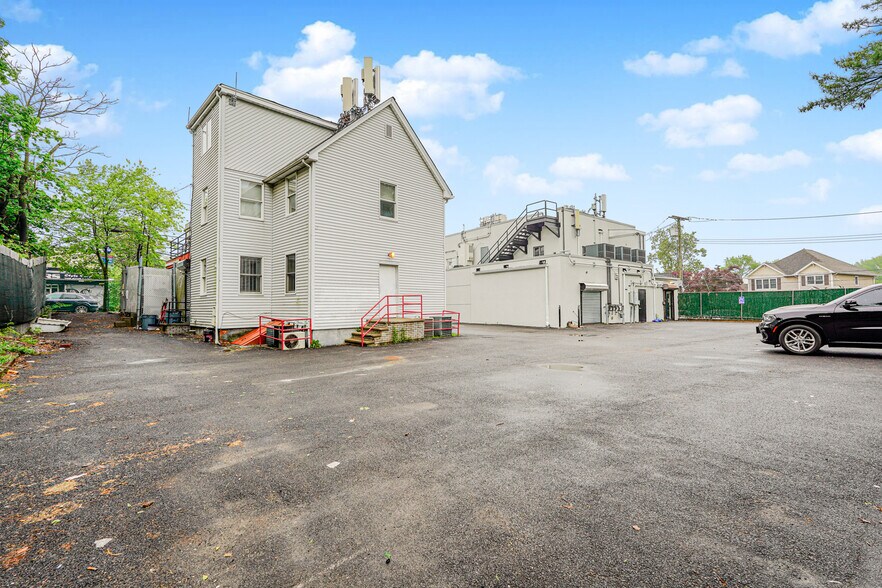 More Photos Of 62 Seguine Ave, Staten Island Storefront For Lease