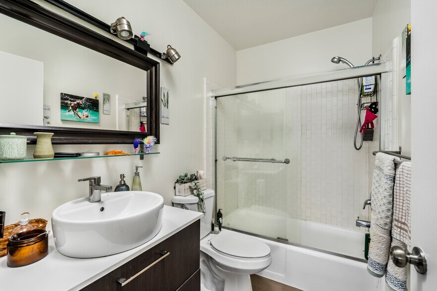 More Photos Of 10961 Rose Ave, Los Angeles Apartments For Sale
