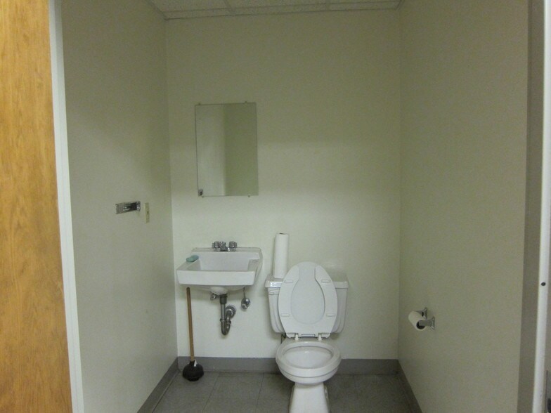 More Photos Of 15 Little Brook Ln, Newburgh Warehouse For Lease