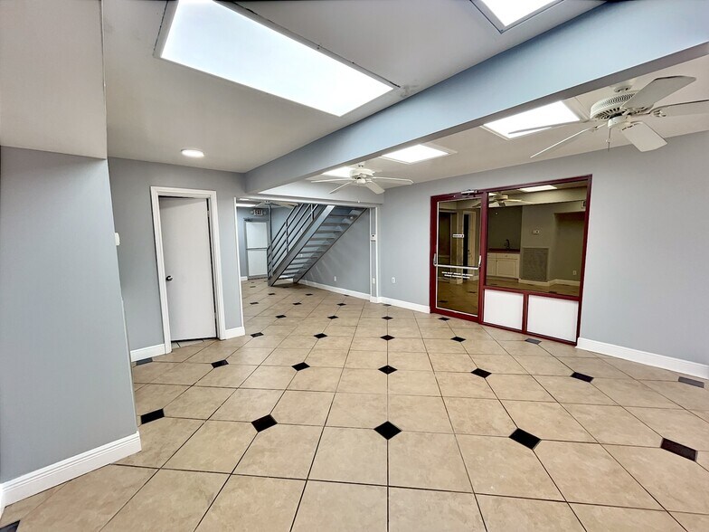 More Photos Of 9333 Alberene Dr, Houston Warehouse For Lease