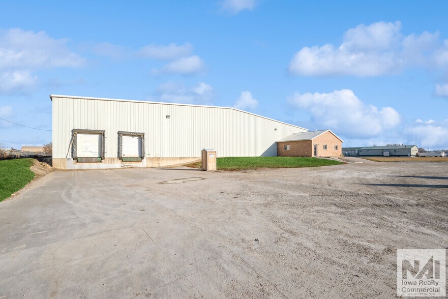 More Photos Of 1613 W 1st St, Vinton Warehouse For Lease