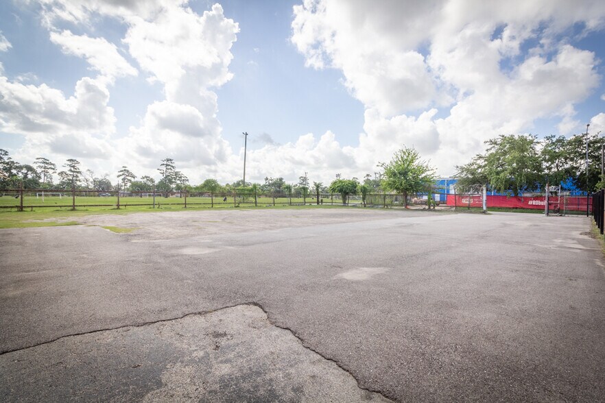 More Photos Of 1624 Airline Dr, Houston Warehouse For Sale