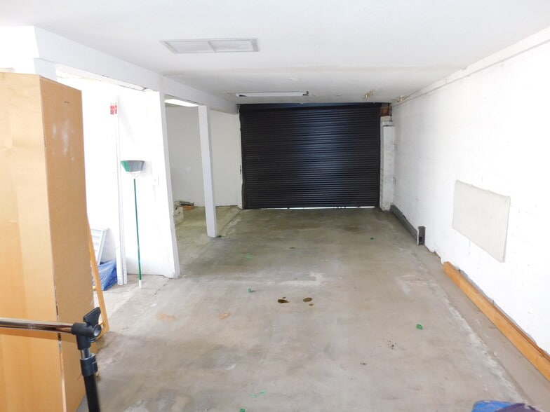 More Photos Of 693 E Sunny Dunes Rd, Palm Springs General Retail For Sale