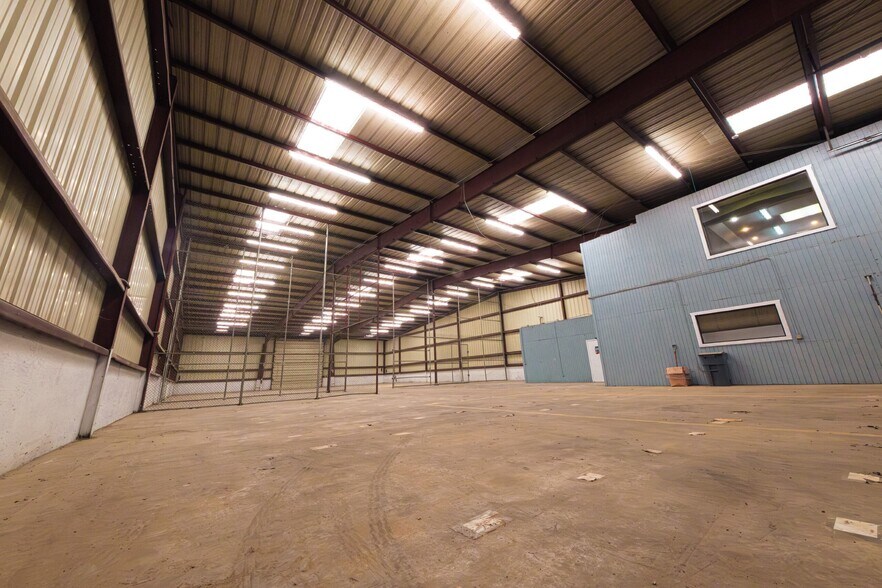 More Photos Of 8569 Las Cruces Dr, Laredo Distribution For Lease