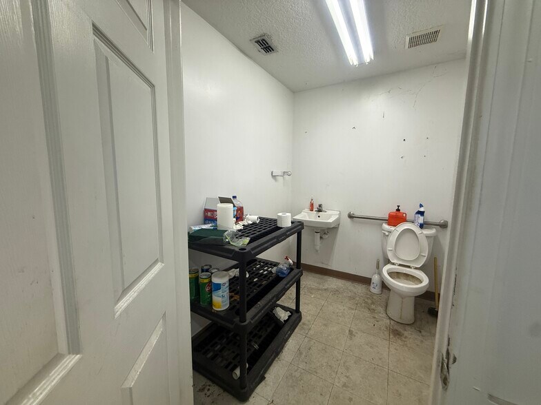 More Photos Of 850500 Us-17, Yulee Warehouse For Lease