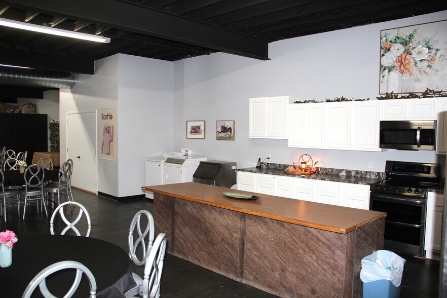 More Photos Of 446 S Main St, Winner General Retail For Sale