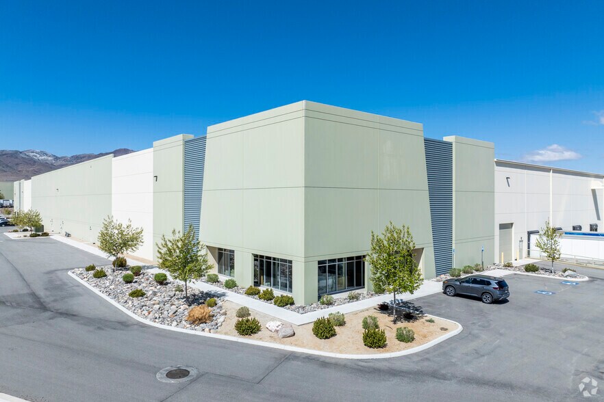More Photos Of 425 E Sydney Dr, Mccarran Distribution For Lease