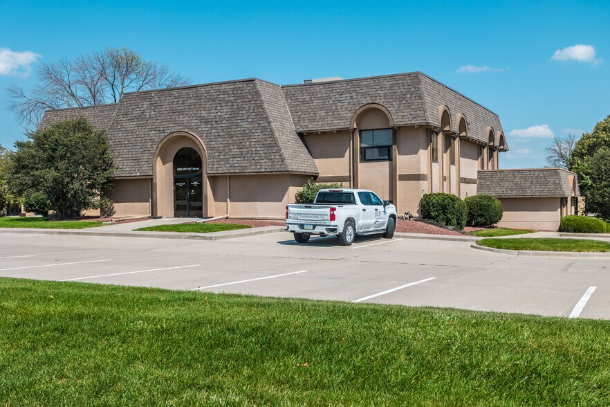 More Photos Of 3809 109th St, Urbandale Office For Lease