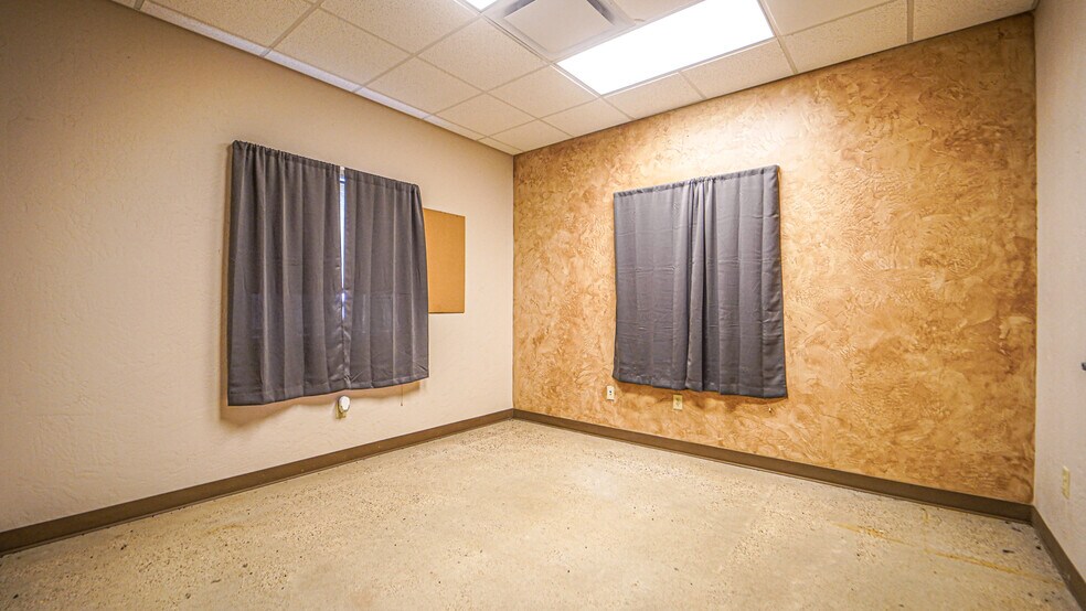More Photos Of 5500 SW Moody St, Victoria Manufacturing For Sale