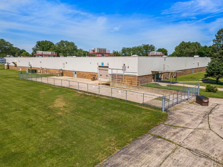 More Photos Of 200 E Avenue G, Rochelle Manufacturing For Sale
