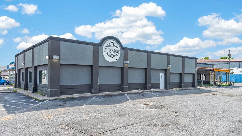 Primary Photo Of 134 W Broadway, Gallatin Restaurant For Sale