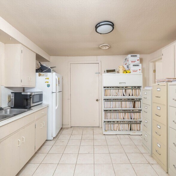 More Photos Of 1722 N Gregg Ave, Fayetteville Office For Sale