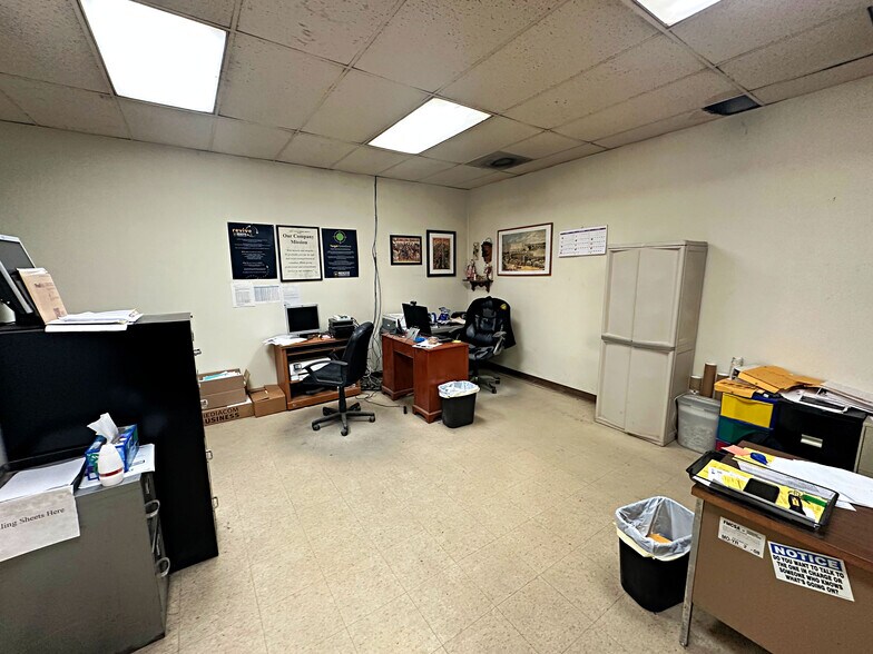 More Photos Of 2029 Plymouth Ave, Waterloo Flex For Sale