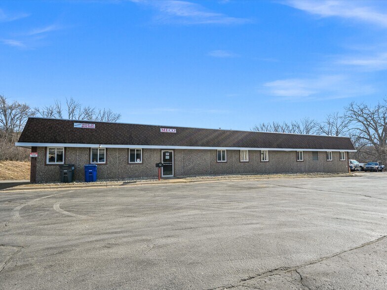 More Photos Of 1000 Century Cir, Dubuque Flex For Lease