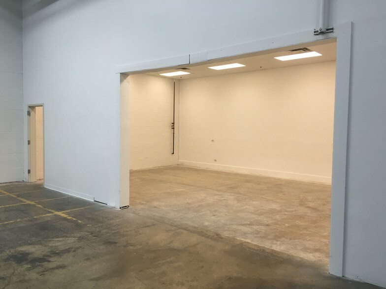 More Photos Of 1001 Entry Dr, Bensenville Warehouse For Lease
