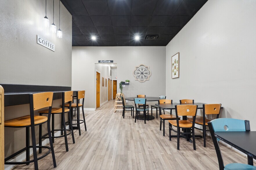 More Photos Of 212-218 E 4th St, Waterloo Loft Creative Space For Sale