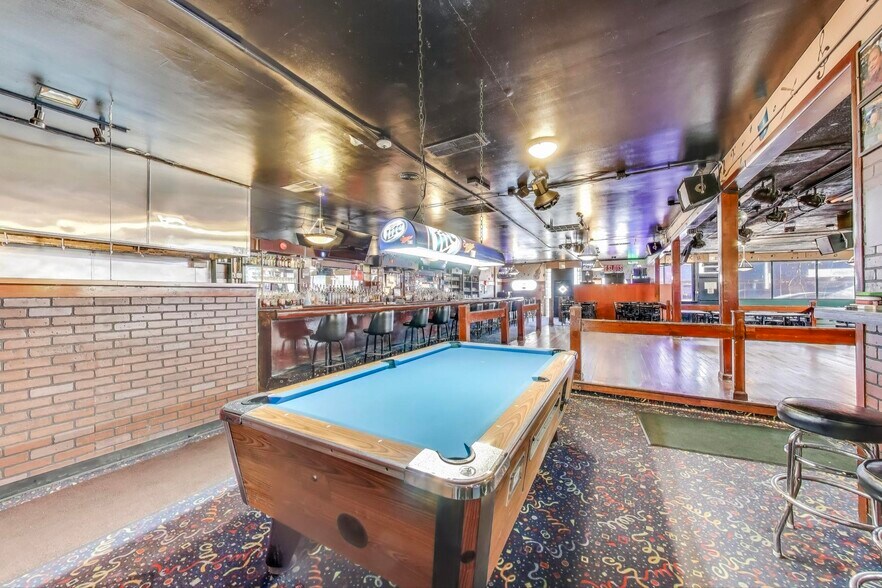 More Photos Of 1715 W Roosevelt Rd, Broadview General Retail For Lease